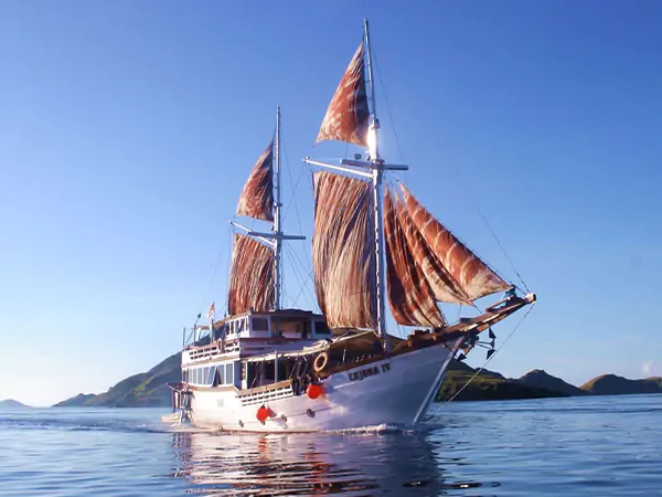 Luxury Sailing CAJOMA Indonesia Labuan Bajo - Komodo